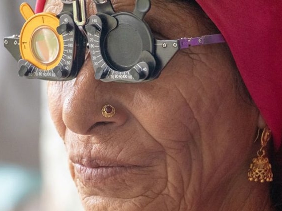 Пожилая женщина в рефракционных очках.