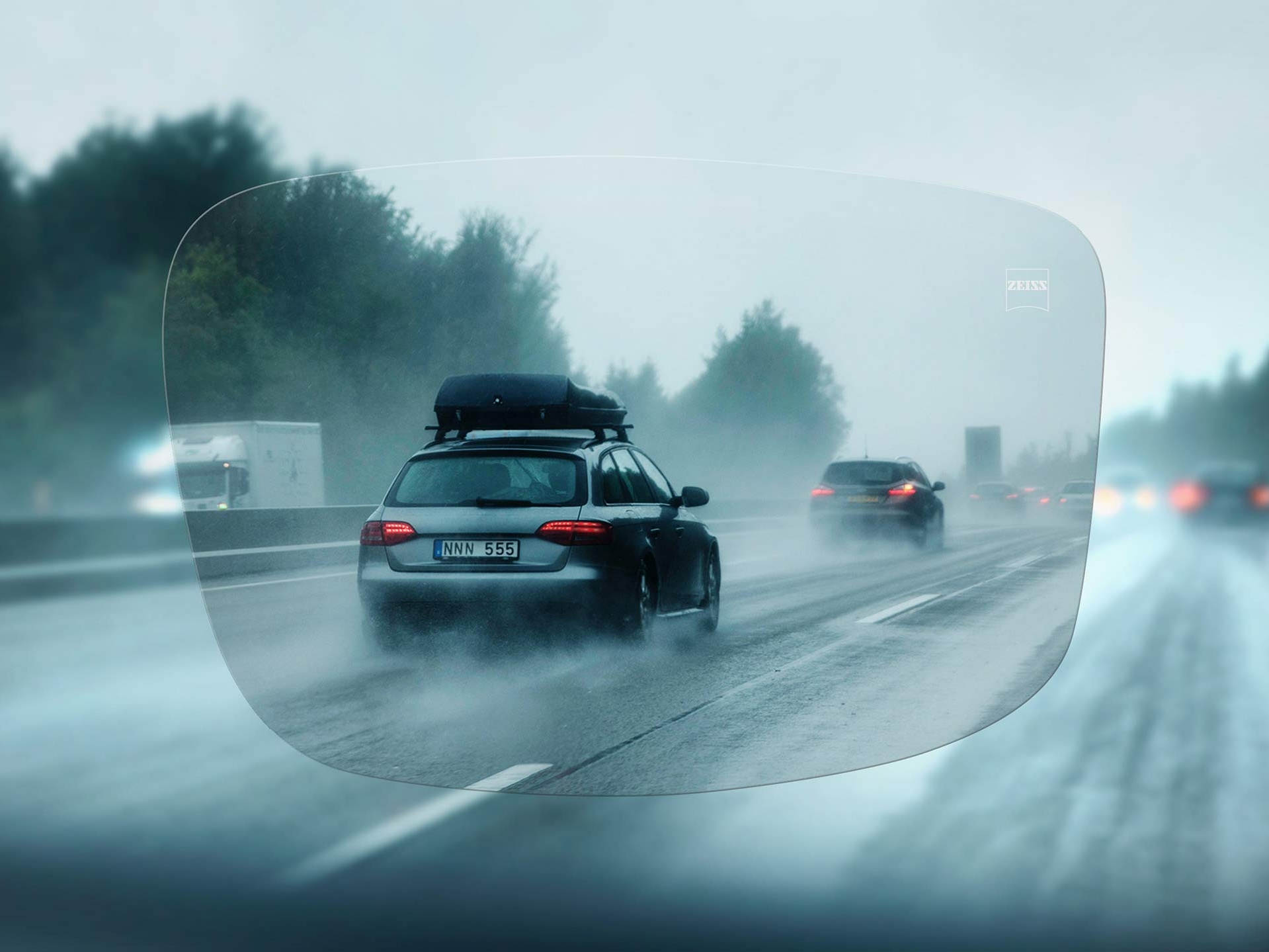 Вид через монофокальные линзы ZEISS DriveSafe на автомагистраль в дождливый день 