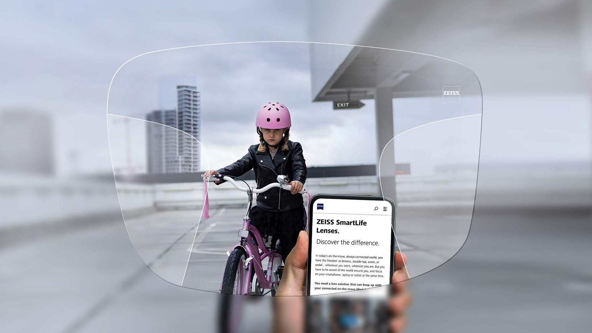 Visualisation of ZEISS SmartLife Progressive Pure Lenses. The image shows the look through the lenses.