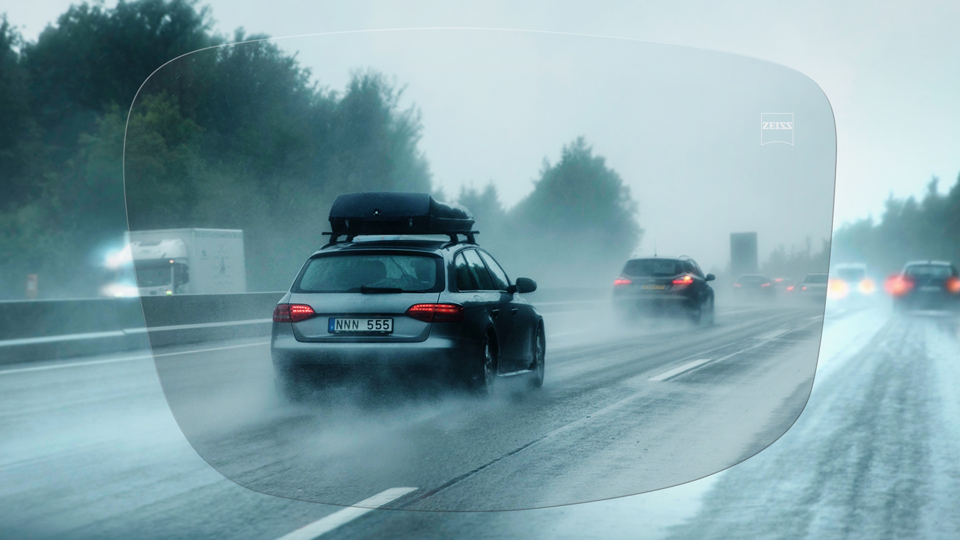Вид через индивидуальные монофокальные линзы ZEISS DriveSafe на автомагистраль в дождливый день 