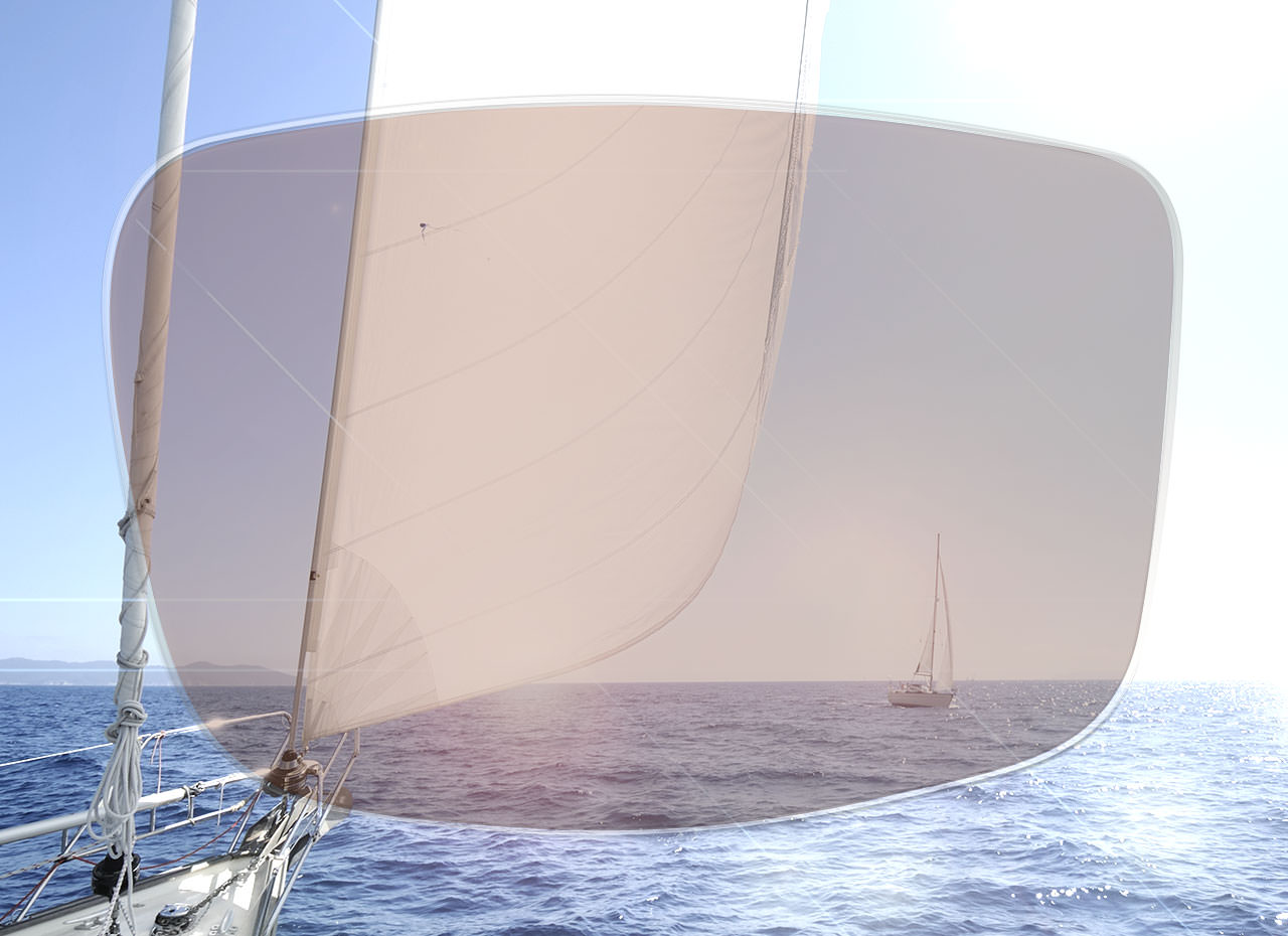 The image shows the view of an ocean through a polarised lens. Using a slider, you can compare the visual effect between the ZEISS solution and regular lenses.