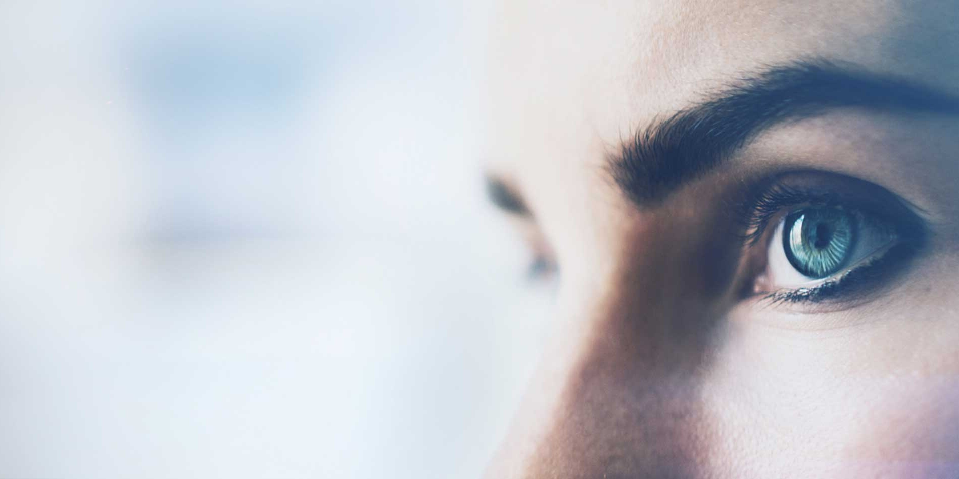 Изображение крупным планом глаз женщины с визуальными эффектами, изолированное на белом фоне.
