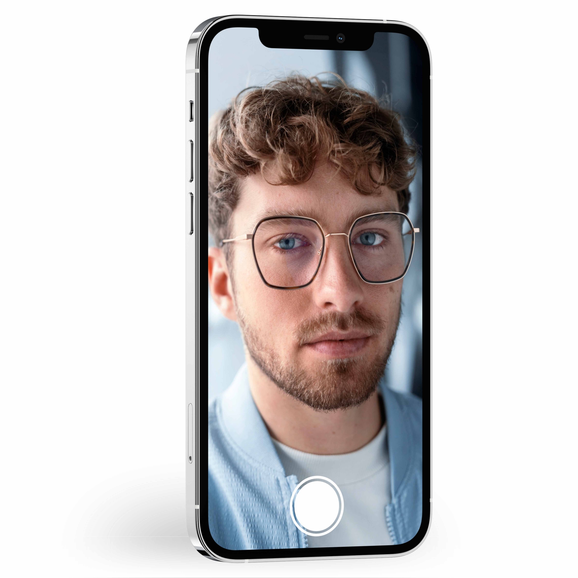 A picture with a slider showing a person wearing glasses. When you move the slider, you can see that ZEISS lenses with DuraVision coating are much less reflective.