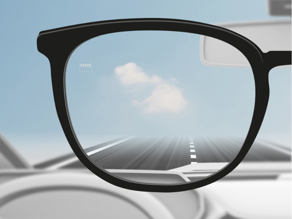 Schematic point-of-view illustration through a DriveSafe single vision lens showing a clear view of the road. 