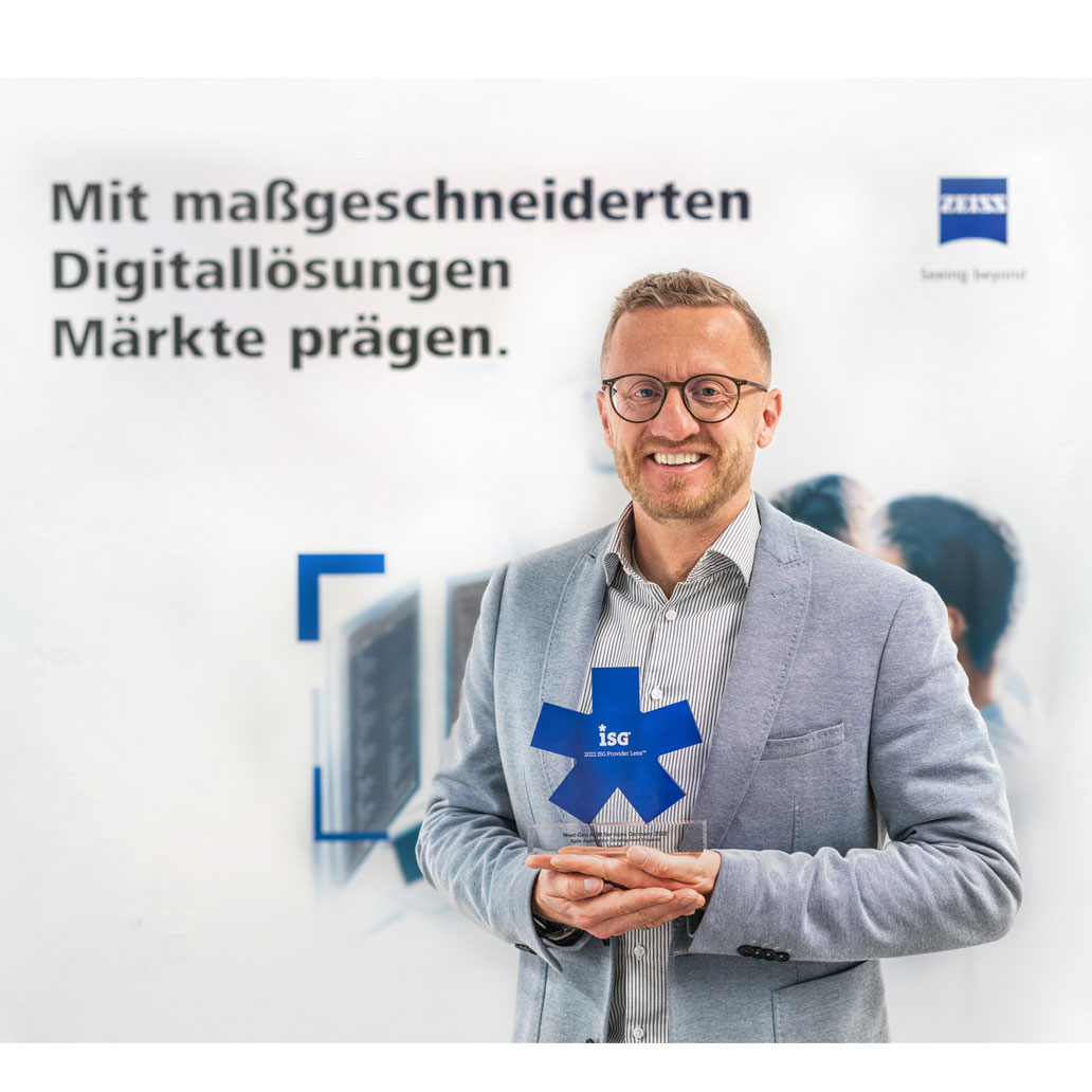 Alfred Mönch, Managing Director ZEISS Digital Innovation, with the ISG Award 2022.