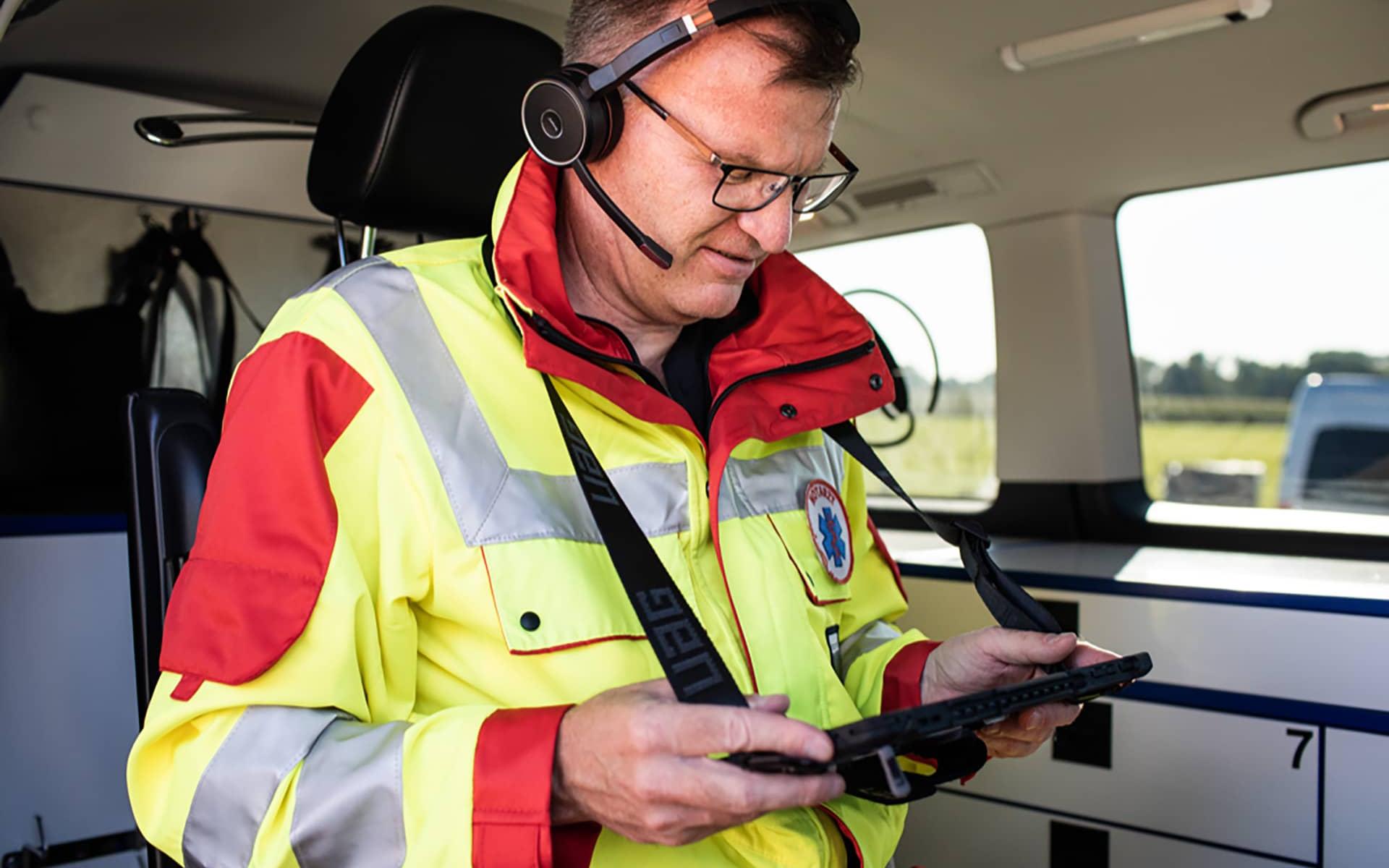 Emergency doctor using the AVA solution