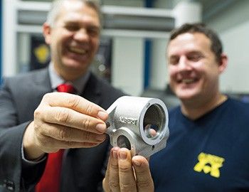 Мартин Кирхмайер и Рейнольд Малли, инженер-технолог, довольны своими достижениями.