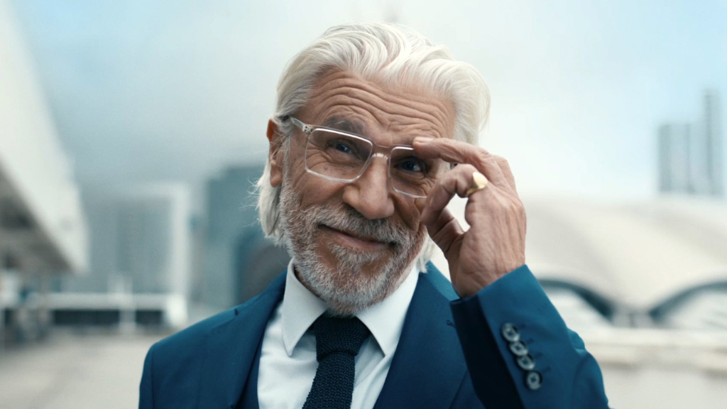 ZEISS遠近両用スマートライフレンズのメガネを装用している年配の男性