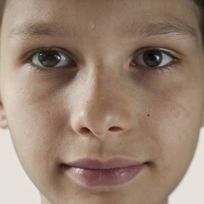 从儿童到青少年再到成人，面部持续发生变化。
